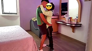 Por los gemidos de Gio, Omar está lamiendo y tocando los lugares correctos. Se acuesta, abre las piernas y Omar va directo al agujero de Gio. Gio se sube encima de Omar y se sienta sobre su polla